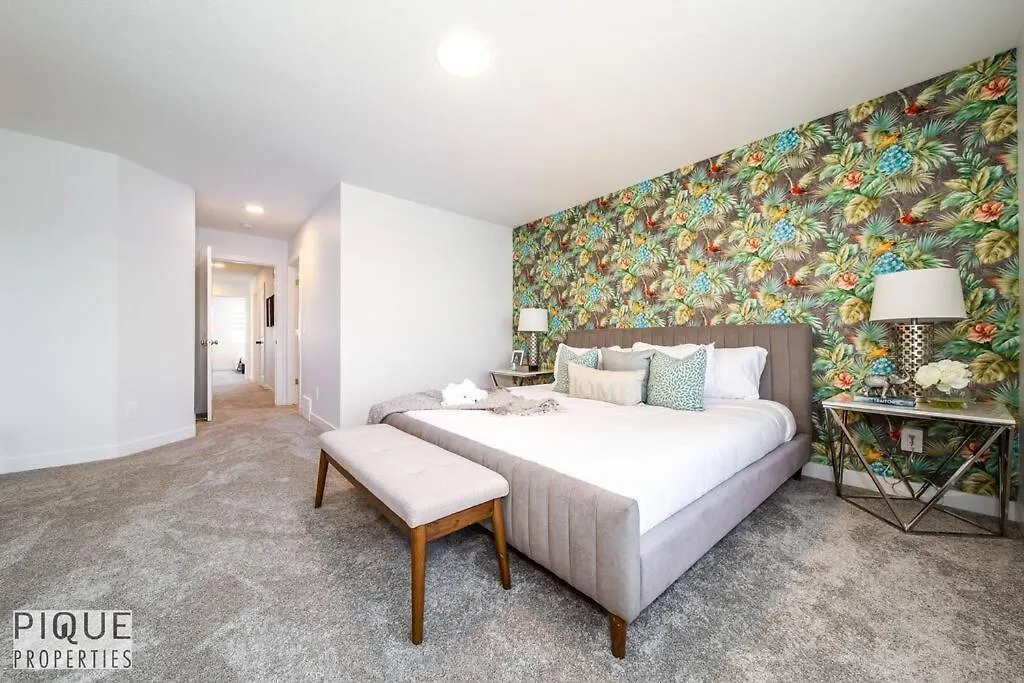 Holiday home *New*Chic Modern Home*King Bed*Foosball*Sleeps 8! Edmonton Canada